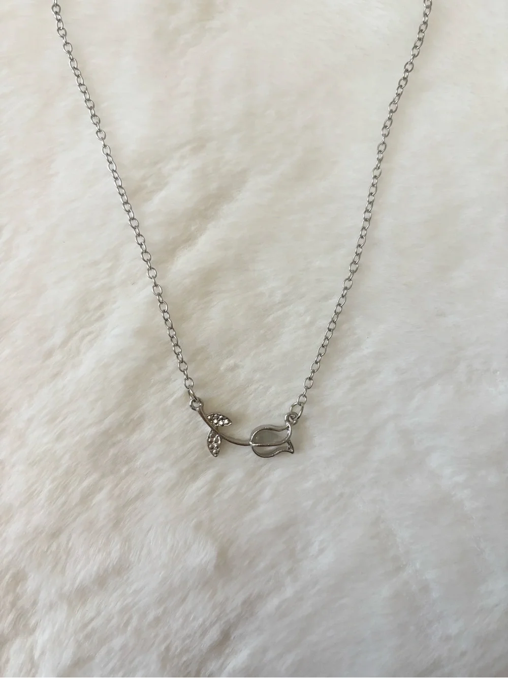 5/$15 🩷 MUST BUNDLE Silver Tulip Pendant Necklace